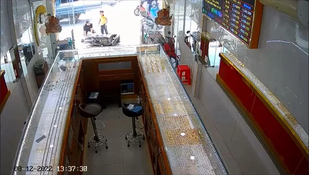 Người dân sau đó khống chế người đàn ông và báo công an. Ảnh chụp từ clip Người dân sau đó khống chế người đàn ông và báo công an. Ảnh chụp từ clip