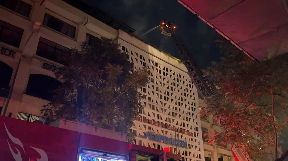 Hỏa hoạn thiêu rụi diện tích chừng 100 mét vuông ở sân thượng. Ảnh: HT