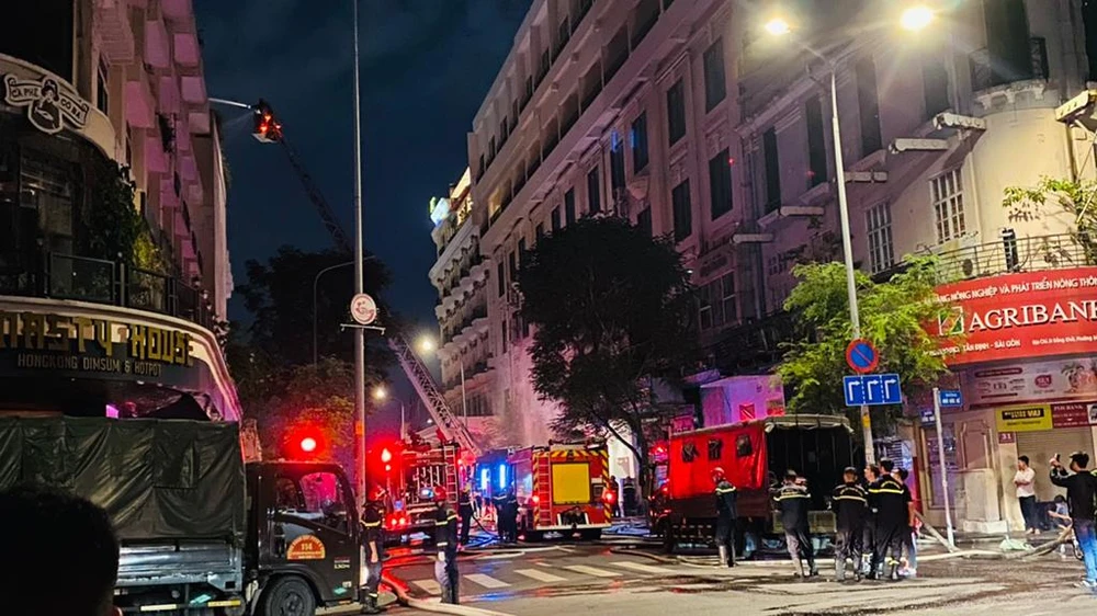 Cảnh sát PCCC nhanh chóng có mặt khống chế đám cháy trong khoảng 30 phút. Ảnh: HT
