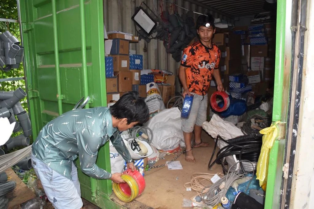 Nhóm này đã đe dọa hai nhân viên bảo vệ để lấy tài sản. Ảnh: CA