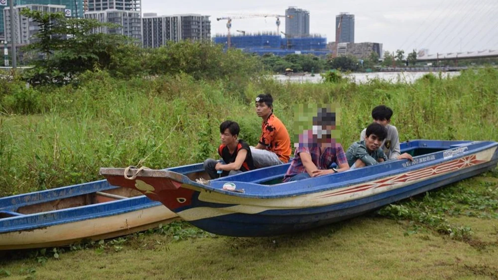 Để di chuyển và đưa tang vật đi tiêu thụ, nhóm này sử dụng xuồng máy. Ảnh: CA