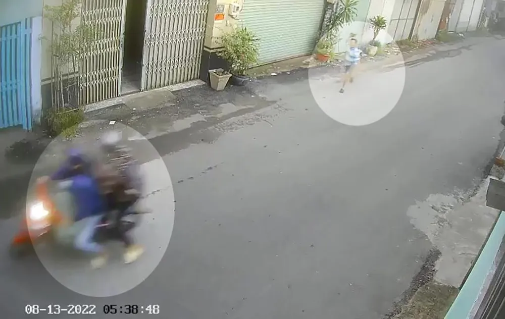 Ông P đuổi theo ngăn cản kẻ trộm bắn chó. Ảnh chụp từ clip Ông P đuổi theo ngăn cản kẻ trộm bắn chó. Ảnh chụp từ clip