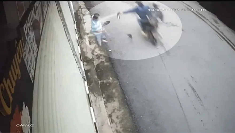 Thanh niên trộm chó xịt hơi cay vào mặt người đàn ông. Ảnh chụp từ clip Thanh niên trộm chó xịt hơi cay vào mặt người đàn ông. Ảnh chụp từ clip