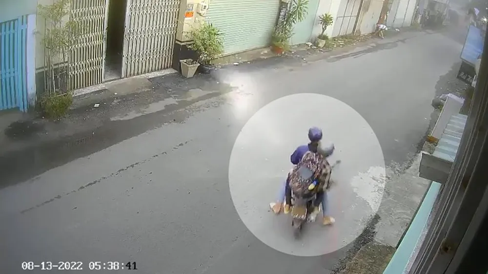 Hai thanh niên điều khiển xe máy che biển số. Ảnh chụp từ clip Hai thanh niên điều khiển xe máy che biển số. Ảnh chụp từ clip