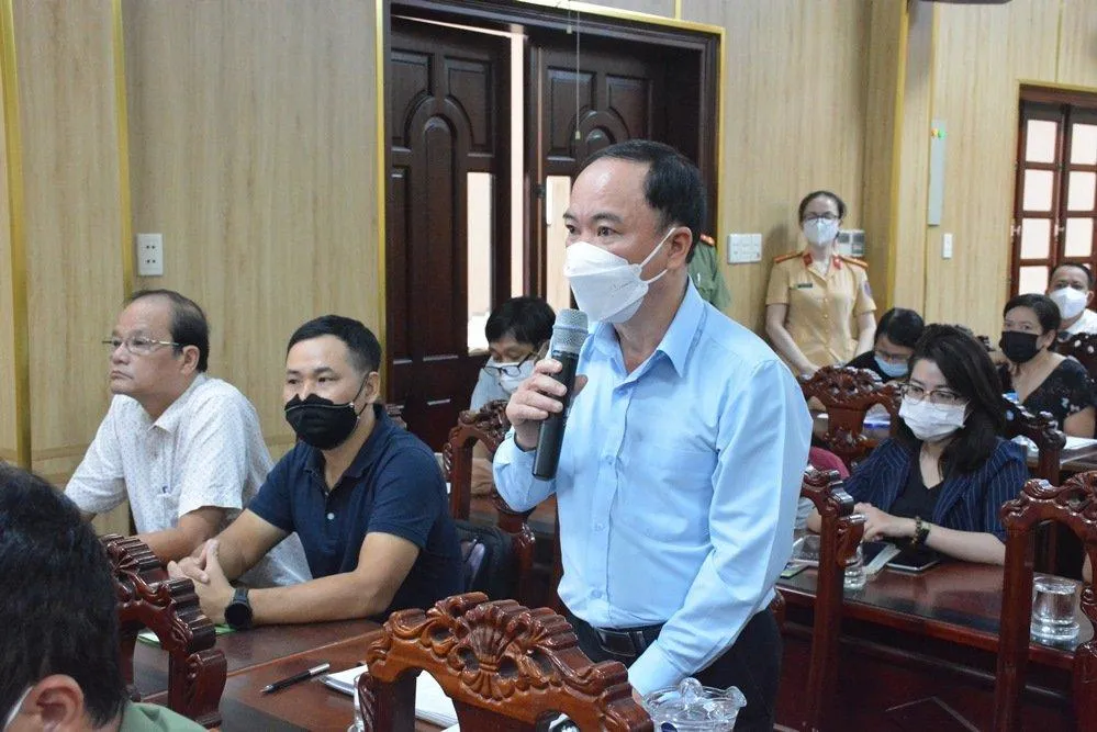 Nhiều người dân bày tỏ những băn khoăn về việc công an thu hồi sổ hộ khẩu và được giải đáp. Ảnh: HT