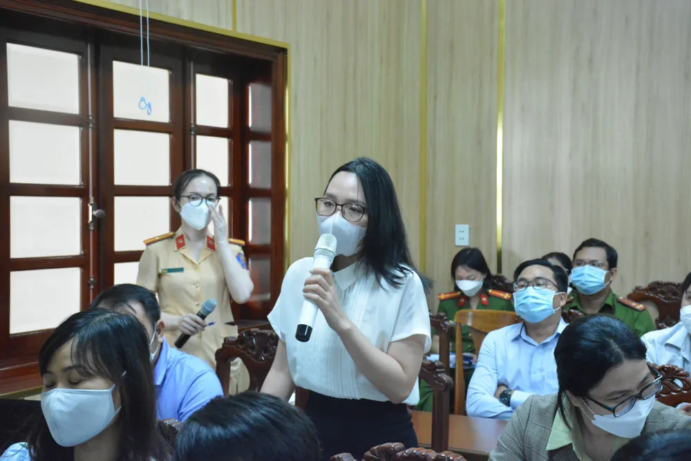 Một số người dân cũng đặt các câu hỏi liên quan đến các TTHC. Ảnh: HT