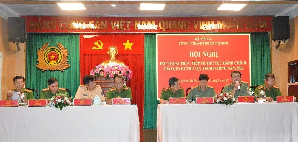 Đại diện các đơn vị Công an TP.HCM đã trả lời các thắc mắc của người dân, doanh nghiệp. Ảnh: HT