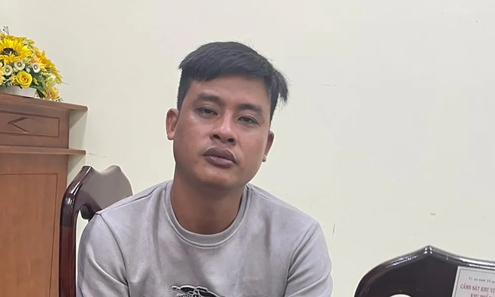 Khương tại cơ quan công an. Ảnh: CA