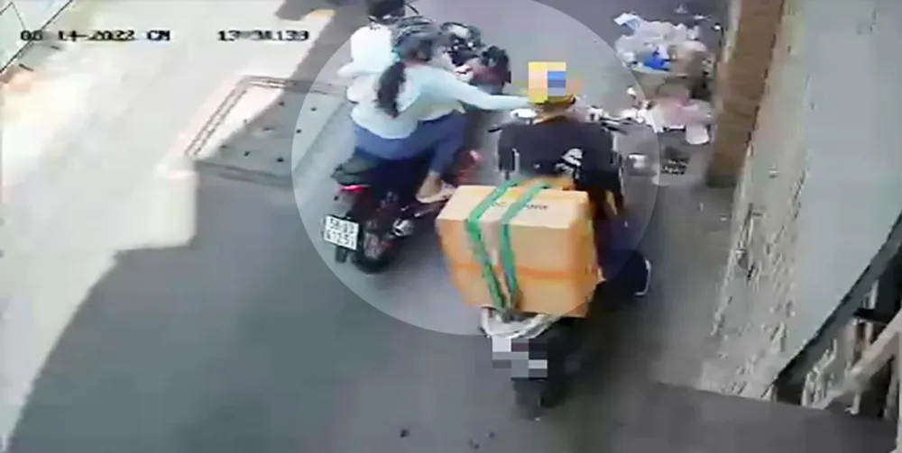 Đôi nam nữ tiếp cận, cướp giật chiếc iPhone của chị N cầm trên tay. Ảnh chụp từ clip