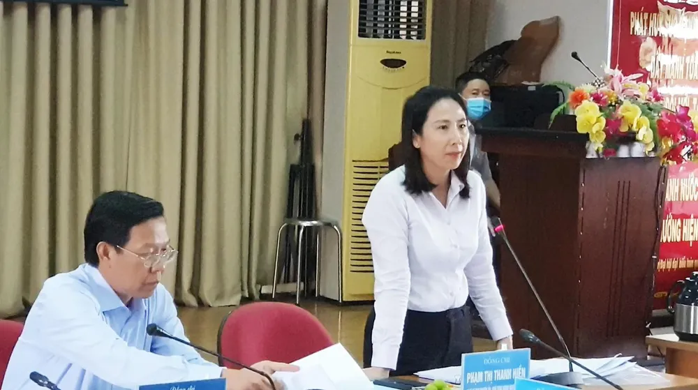 Bà Phạm Thị Thanh Hiền, Chủ tịch UBND huyện Củ Chi, báo cáo các nội dung tại hội nghị. Ảnh: NT Bà Phạm Thị Thanh Hiền, Chủ tịch UBND huyện Củ Chi, báo cáo các nội dung tại hội nghị. Ảnh: NT