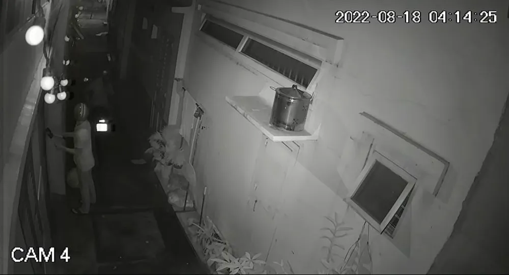 Trộm dùng kìm cắt khóa để đột nhập nhà trọ. Ảnh chụp từ clip