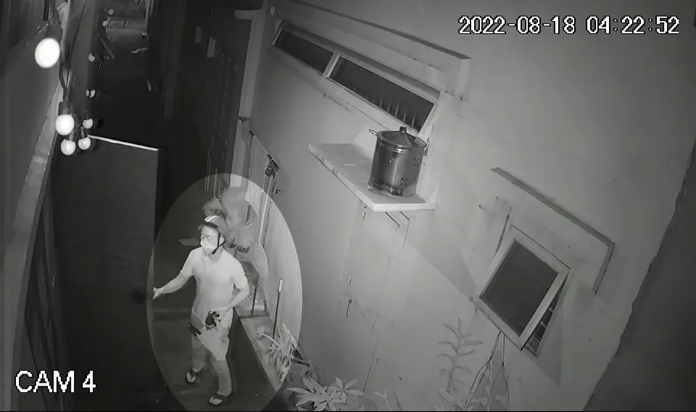 Một người trong số này còn mang theo bình xịt hơi cay để sẵn sàng tấn công người dân. Ảnh chụp từ clip