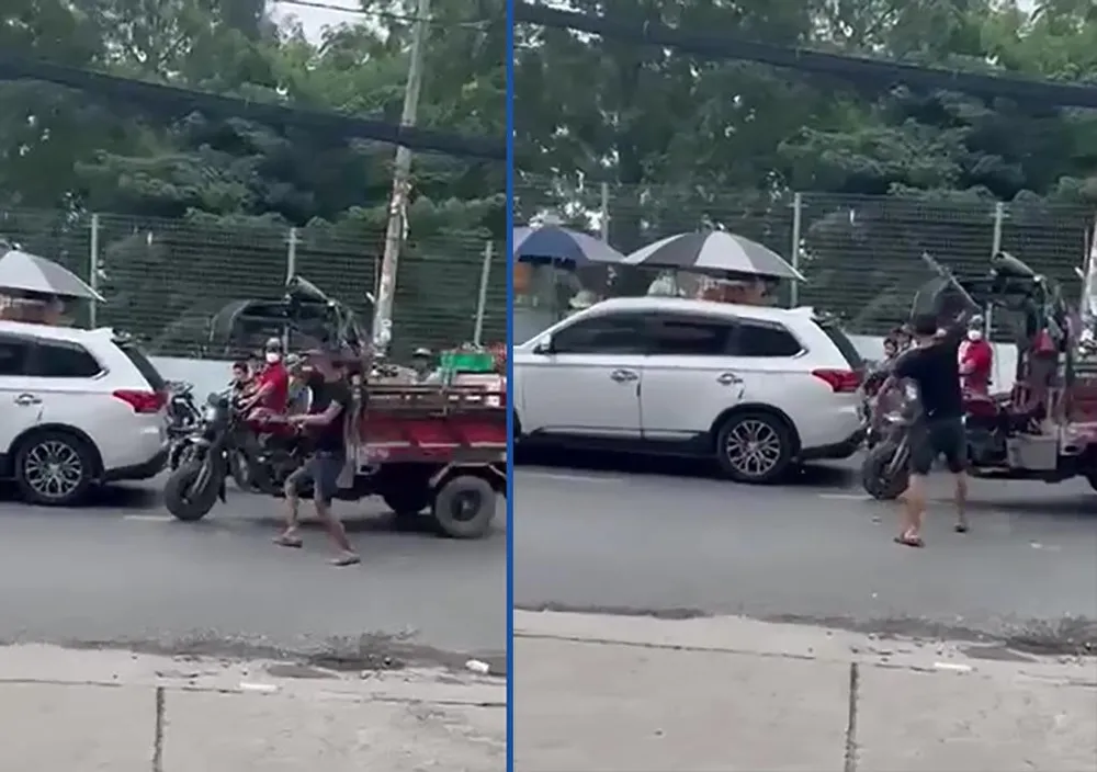 Người đàn ông dùng mã tấu chém liên tiếp vào xe ba gác trên đường. Ảnh chụp từ clip Người đàn ông dùng mã tấu chém liên tiếp vào xe ba gác trên đường. Ảnh chụp từ clip