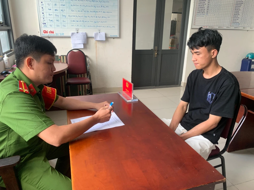 Công an quận 3 nhanh chóng bắt được Hoàng. Ảnh: CA