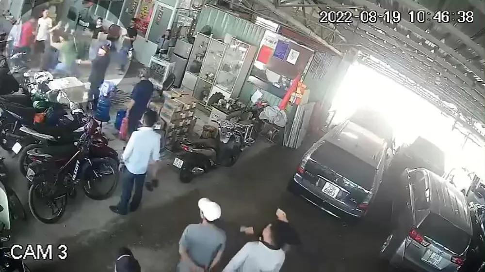 Nhóm người đã dùng cây dũ sắt tấn công người nhà chị Đ. Ảnh chụp từ clip