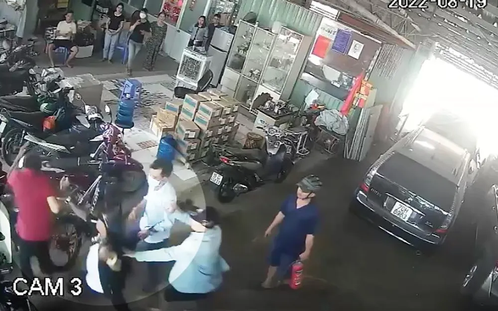 Người nhà chị Đ bị đuổi đánh. Ảnh chụp từ clip