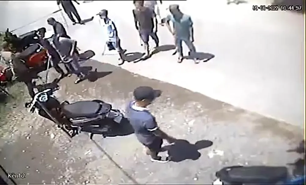 Nhóm người cầm theo gậy gộc đến bãi xe mà gia đình chị Đ thuê lại. Ảnh chụp từ clip