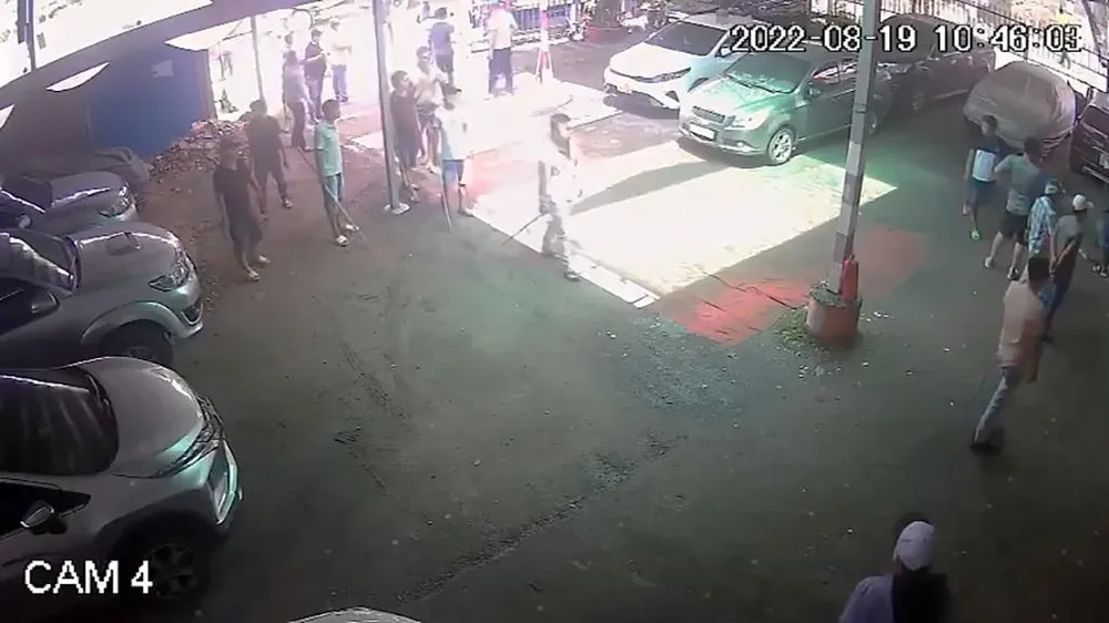 Nhóm này cầm gậy gộc ngang nhiên đi lại bên trong. Ảnh chụp từ clip