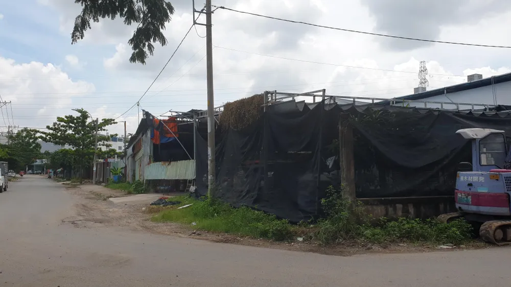 Nhóm người sau đó tháo đi rào sắt và hai tấm tôn mang đi khiến gia đình chị Đ lo lắng về an ninh tại bãi xe. Ảnh: NT