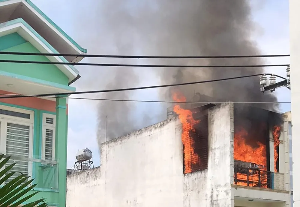 Căn nhà bất ngờ bùng cháy khiến người dân hoảng loạn tháo chạy. Ảnh: HT