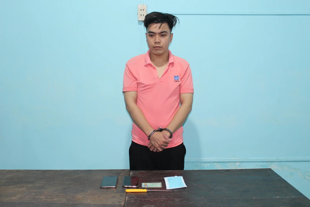 Đạt và tang vật tại cơ quan điều tra. Ảnh: CA