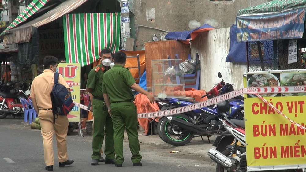 Công an sau đó có mặt khám nghiệm hiện trường, điều tra vụ án mạng. Ảnh: NT