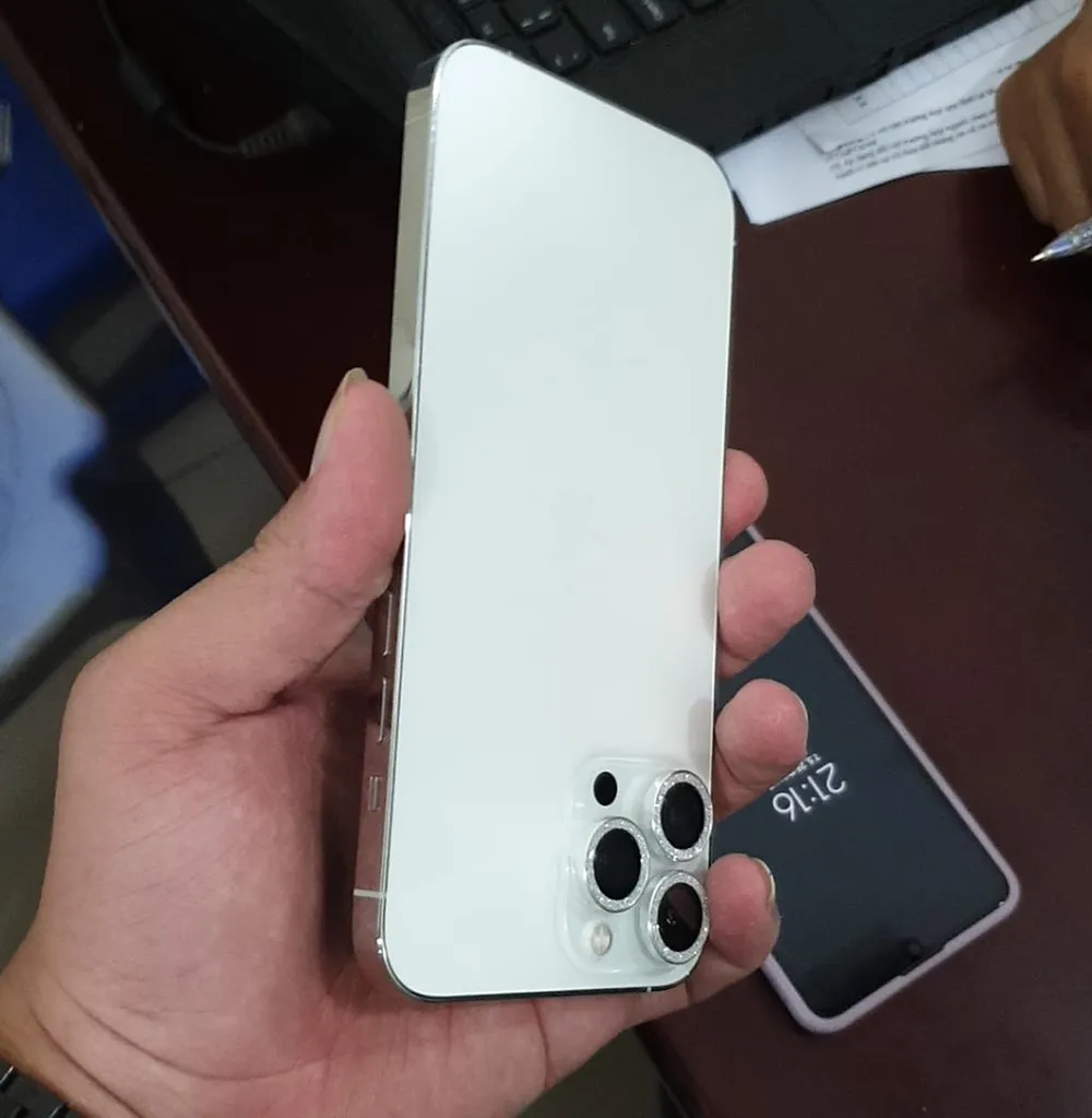 Chiếc điện thoại tang vật bị công an tạm giữ. Ảnh: HT