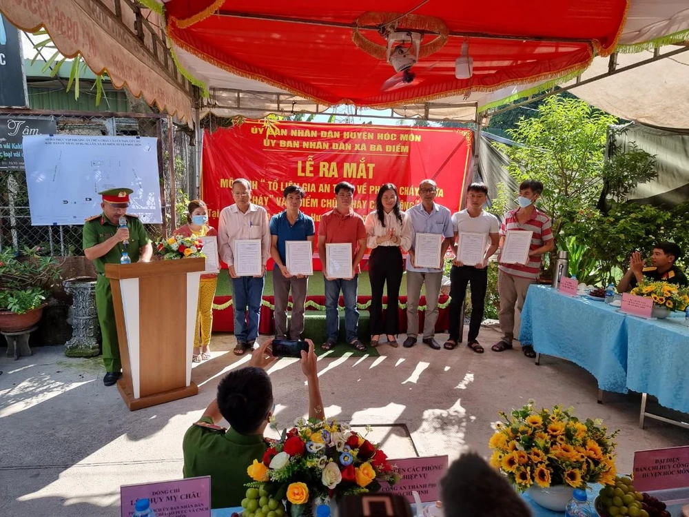 Công an TP.HCM phối hợp với UBND huyện Hóc Môn ra mắt mô hình điểm “Tổ liên gia an toàn phòng cháy chữa cháy” và “Điểm chữa cháy công cộng” trên địa bàn huyện. Ảnh: NT