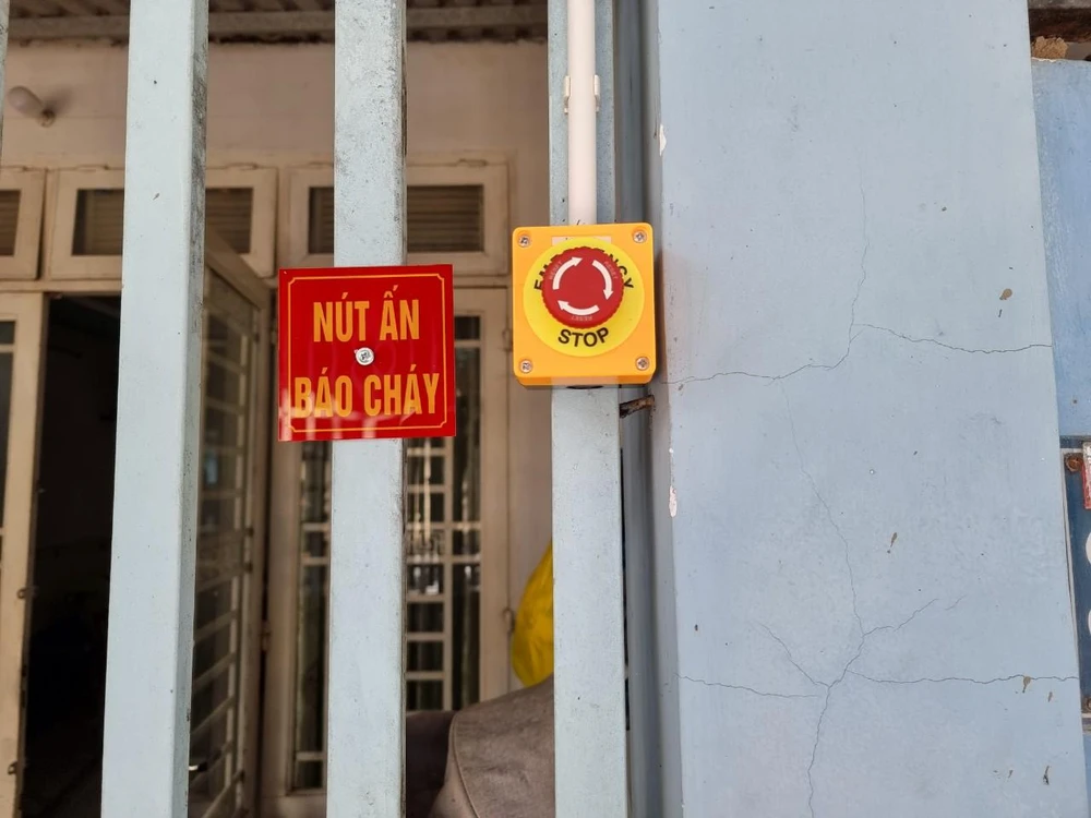 Các nút ấn báo cháy được thiết lập ở trước các căn nhà, được kích hoạt khi có cháy thì người xung quanh sẽ biết để kịp thời hỗ trợ dập lửa, cứu người và tài sản. Ảnh: NT