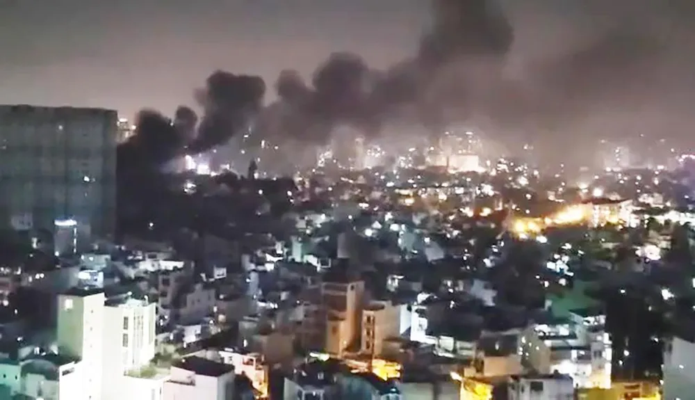 Đám cháy dữ dội khiến khói đen bốc cao hàng trăm mét. Ảnh: BH