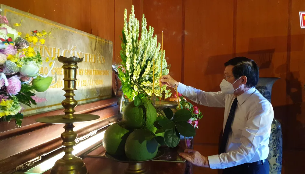 Nguyên Chủ tịch Nước CHXHCN Việt Nam Trương Tấn Sang thắp hương tại tại Di tích lịch sử cấp Quốc gia Ngã Ba Giồng. Ảnh: NT