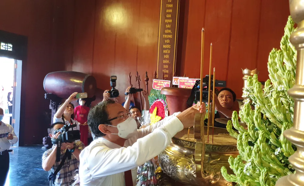 Buổi lễ dâng hương, dâng hoa tưởng niệm, cầu siêu kết thúc vào khoảng 11 giờ cùng ngày. Ảnh: NT