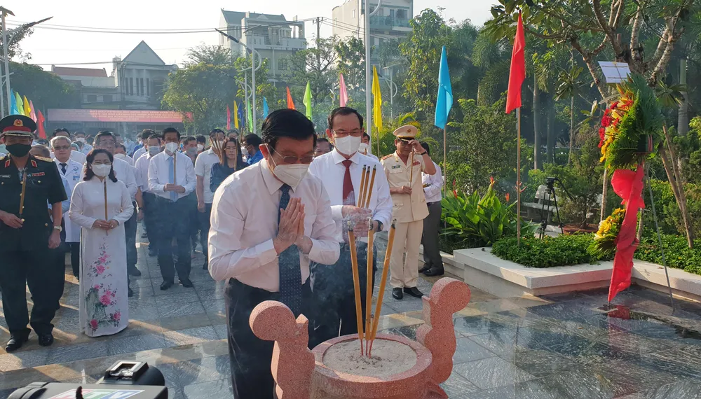 Ông Trương Tấn Sang - Nguyên Chủ tịch Nước CHXHCN Việt Nam và ông Nguyễn Văn Nên - Bí thư Thành ủy TP.HCM thắp hương tại Đài Tưởng niệm các liệt sỹ hy sinh tại Nhà thương Giếng nước. Ảnh: NT