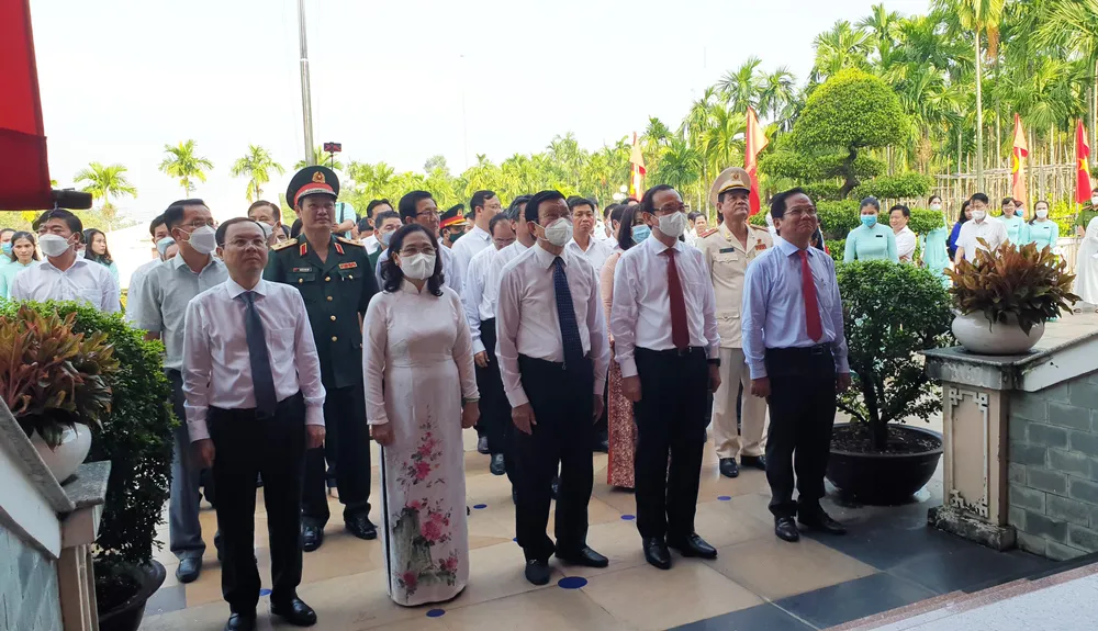 8 giờ 30 phút, đoàn đã đến Dâng hoa, dâng hương tại Di tích lịch sử cấp Quốc gia Ngã Ba Giồng. Ảnh: NT