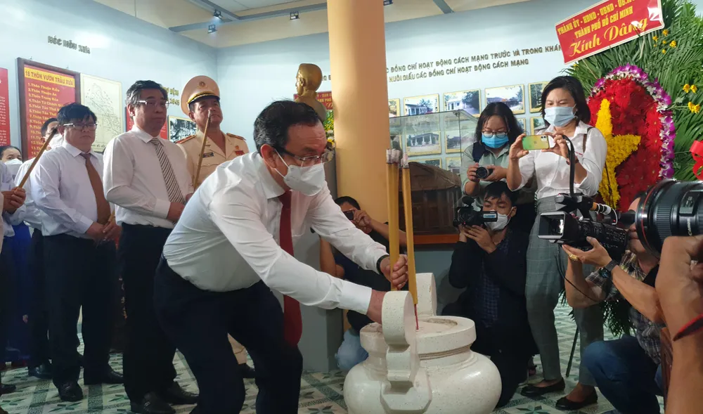 8 giờ đoàn đến dâng hoa, dâng hương tại Di tích lịch sử cấp Thành phố “Nơi họp Hội nghị xứ ủy Nam kỳ”. Ảnh: NT