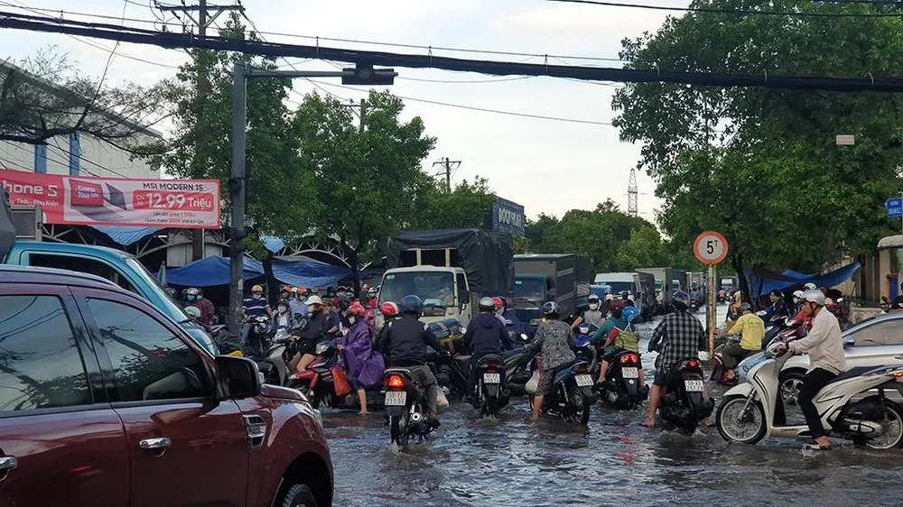 Đến cuối giờ chiều, nước bắt đầu rút đi, tuy nhiên giao thông ở các khu vực giao lộ vẫn còn gặp không ít khó khăn.