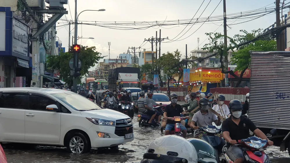 Giao thông qua các giao lộ cực kỳ khó khăn do vào giờ cao điểm, lượng phương tiện tăng cao đột biến. Ảnh: NT