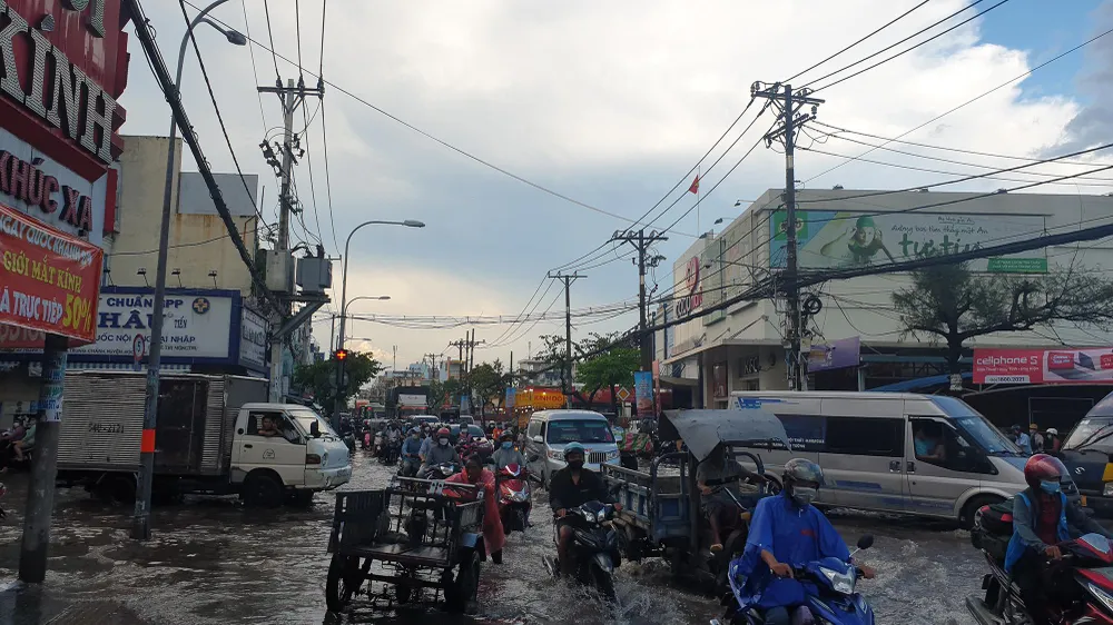 Tại giao lộ đường Nguyễn Ảnh Thủ - Song Hành QL22 nước ngập khiến giao thông qua đây hỗn loạn. Ảnh: NT