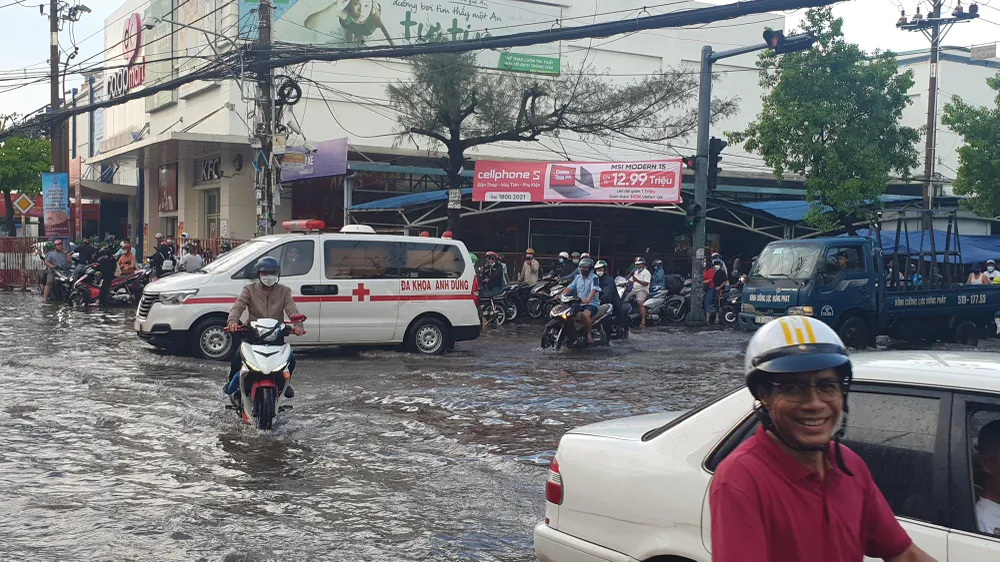 Mưa lớn khiến các phương tiện di chuyển khó khăn đoạn đường Song Hành QL 22 và Nguyễn Ảnh Thủ qua địa bàn xã Tân Xuân, xã Trung Chánh. Ảnh: NT