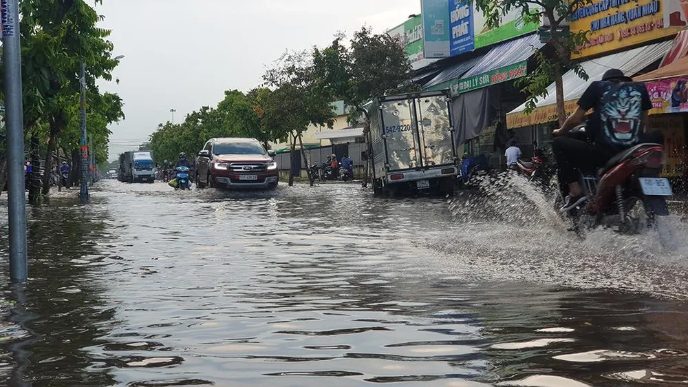 Trong khi đó, đường Phan Văn Hớn, Bà Điểm 5... cũng bị ngập. Ảnh: NT
