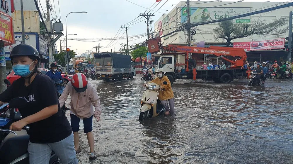 Tại giao lộ đường Nguyễn Ảnh Thủ - Song Hành QL 22, mưa lớn một đoạn dài bị ngập. Ảnh: NT