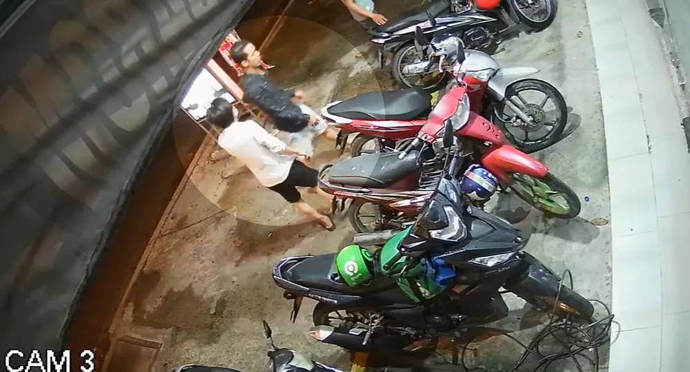 Trước đó, nam thanh niên này cùng với ba người bạn vào tiệm chơi bida. Ảnh chụp từ clip