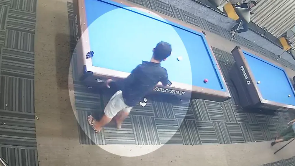 Thấy anh T rời đi, nam thanh niên lấy chiếc điện thoại trên bàn bida. Ảnh chụp từ clip