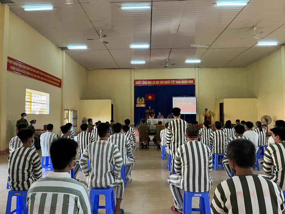 Công an TP.HCM tổ chức lễ công bố và trao quyết định đặc xá của Chủ tịch nước cho 25 phạm nhân. Ảnh: BV Công an TP.HCM tổ chức lễ công bố và trao quyết định đặc xá của Chủ tịch nước cho 25 phạm nhân. Ảnh: BV