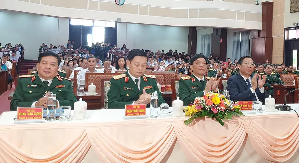 Chủ tịch UBND TP.HCM Phan Văn Mãi cùng các tướng lĩnh quân đội tham dự buổi lễ. Ảnh: NT Chủ tịch UBND TP.HCM Phan Văn Mãi cùng các tướng lĩnh quân đội tham dự buổi lễ. Ảnh: NT