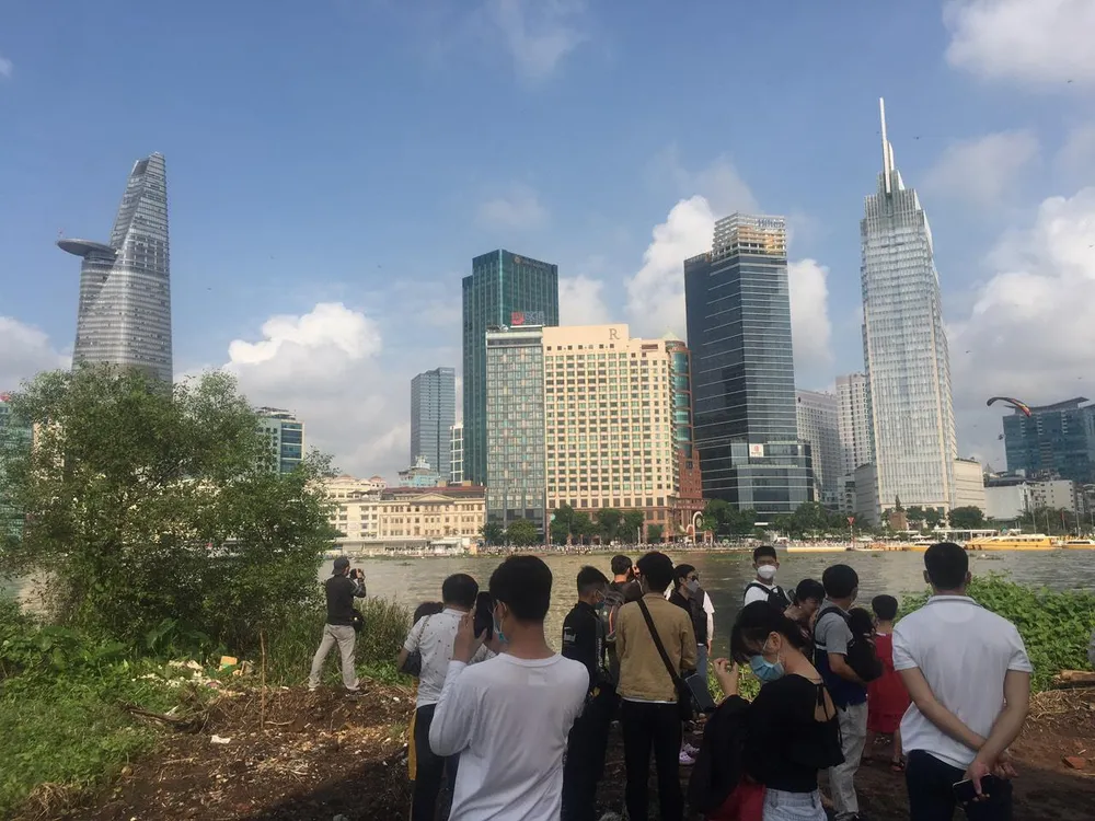 Khá đông người dân đã đến theo dõi từ sớm. Ảnh: NT