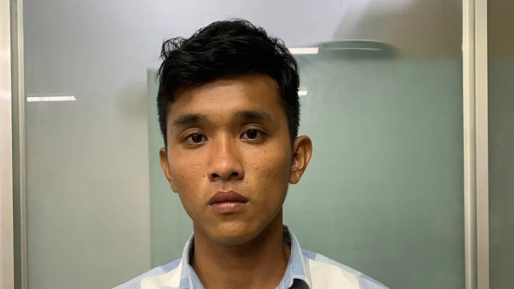 Sau khi trốn lên TP.HCM làm phụ hồ, phụ bán gà, Giang bị công an phối hợp bắt giữ. Ảnh: CA Sau khi trốn lên TP.HCM làm phụ hồ, phụ bán gà, Giang bị công an phối hợp bắt giữ. Ảnh: CA