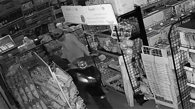 Việc đi chơi dài ngày, nhà không có người trông coi sẽ tạo điều kiện cho trộm cắp tài sản nên người dân cần nâng cao cảnh giác. (Trong ảnh, là kẻ trộm đột nhập nhà dân ở huyện Bình Chánh hôm 9-8). Ảnh chụp từ clip