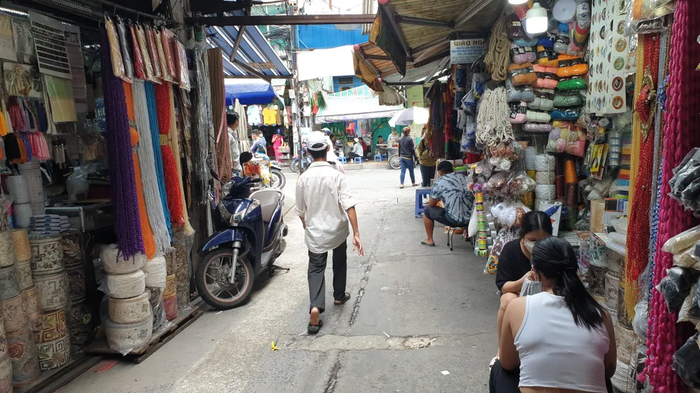 Một số người dân khu vực bày tỏ lo lắng về việc cướp giật manh động ra tay ở khu vực buôn bán chật hẹp, nhiều người đi lại. Ảnh: NT