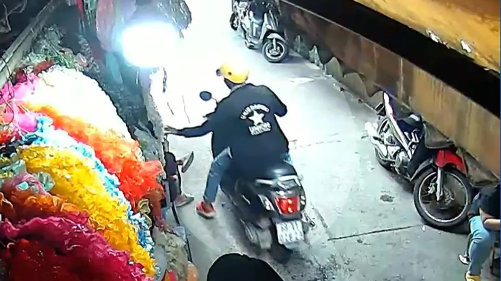 Theo chủ tiệm, nạn nhân là nhân viên của mình; chiếc điện thoại bị giật là iPhone X. Ảnh chụp từ clip